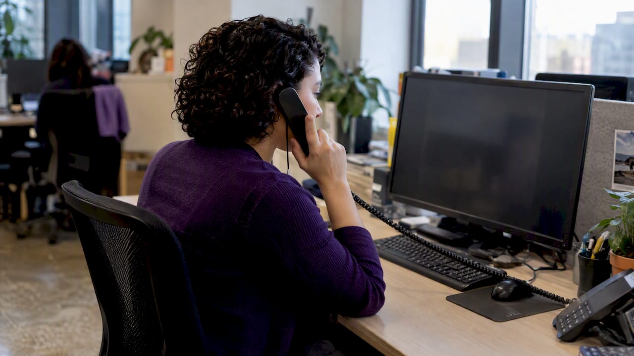 Support agent handling an e-commerce customer call